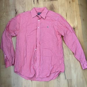 Very lightly worn Vinyard Vines pink button down. Size M. In great condition.